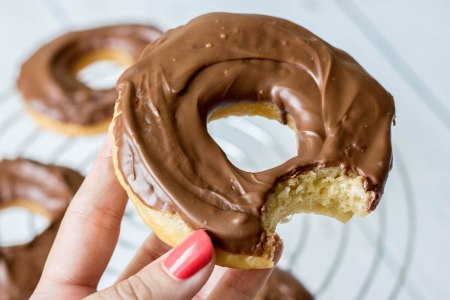 Gefrituurde donuts met chocolade