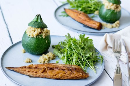 Bolcourgette met quinoa, rucola en gerookte makreelfilet