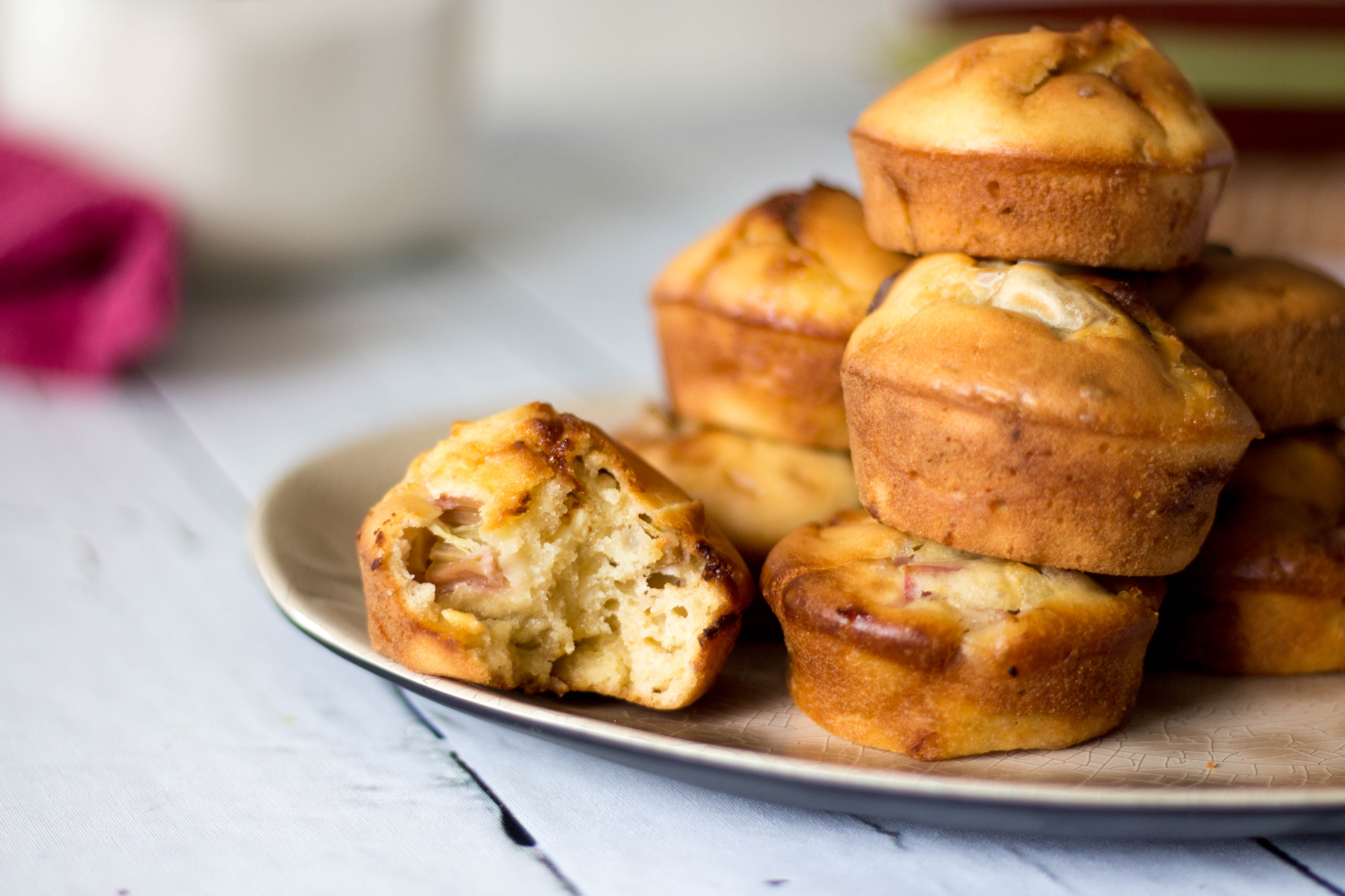 Amandelmuffins met rabarber en witte chocolade