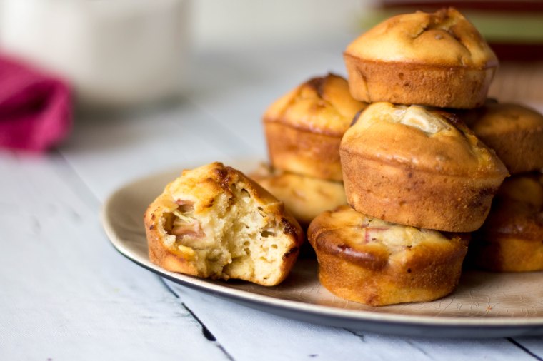 Amandelmuffins met rabarber en witte chocolade - Vickylicious