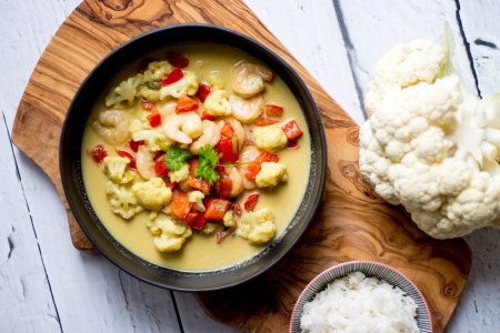 Curry met bloemkool, rode paprika en scampi's