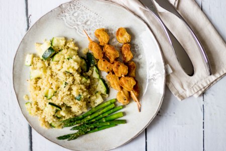 Bulgur met courgette, groene asperges en kipspiesjes