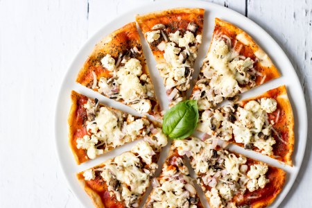 Pizza met bloemkool, champignons en basilicum