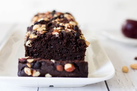 chocoladecake met rode biet en nootjes