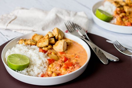 Curry van kikkererwten en tomaat met rijst en kip