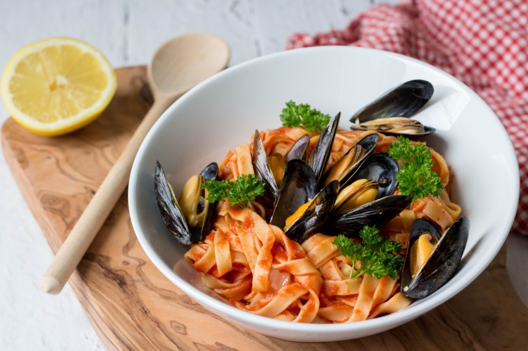 Tagliatelle met mosselen in tomatensaus - Vickylicious