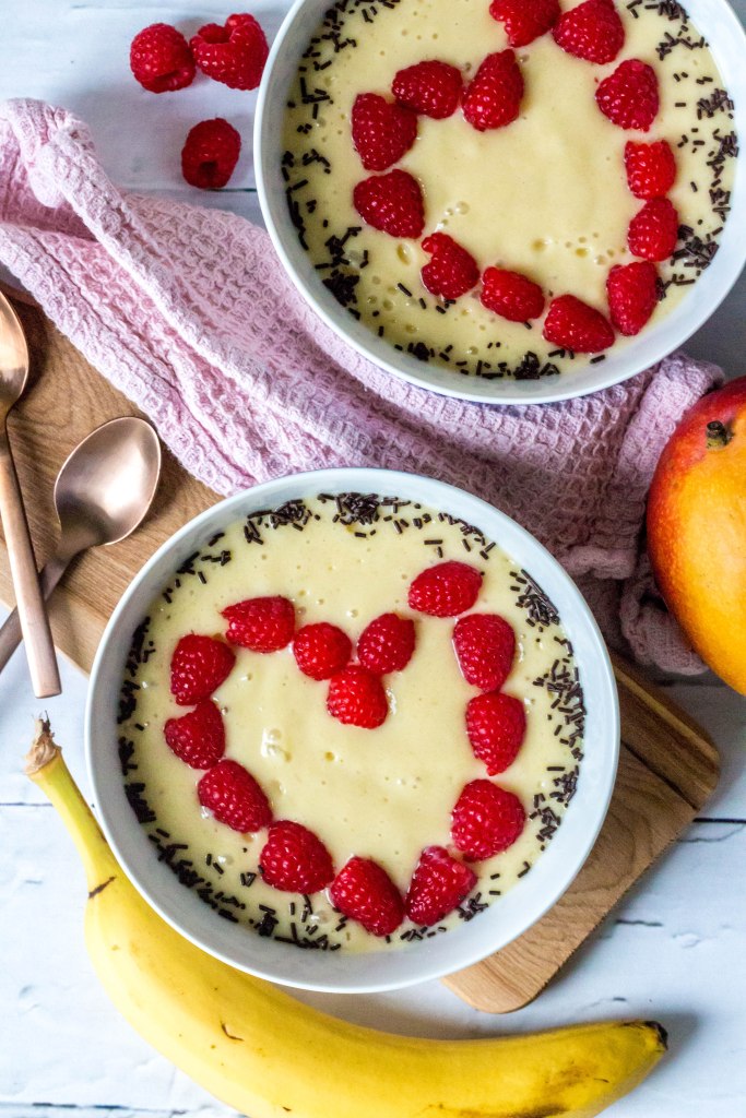 Smoothiebowl van mango, banaan en kokos