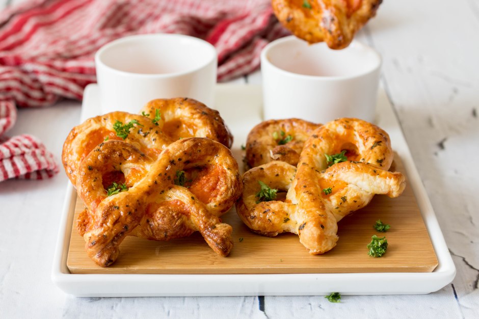 Bladerdeeg pretzels met kaas en peterselie