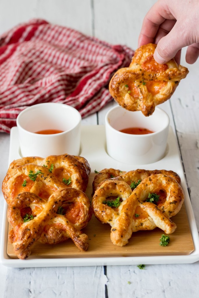 Bladerdeeg pretzels met kaas en peterselie