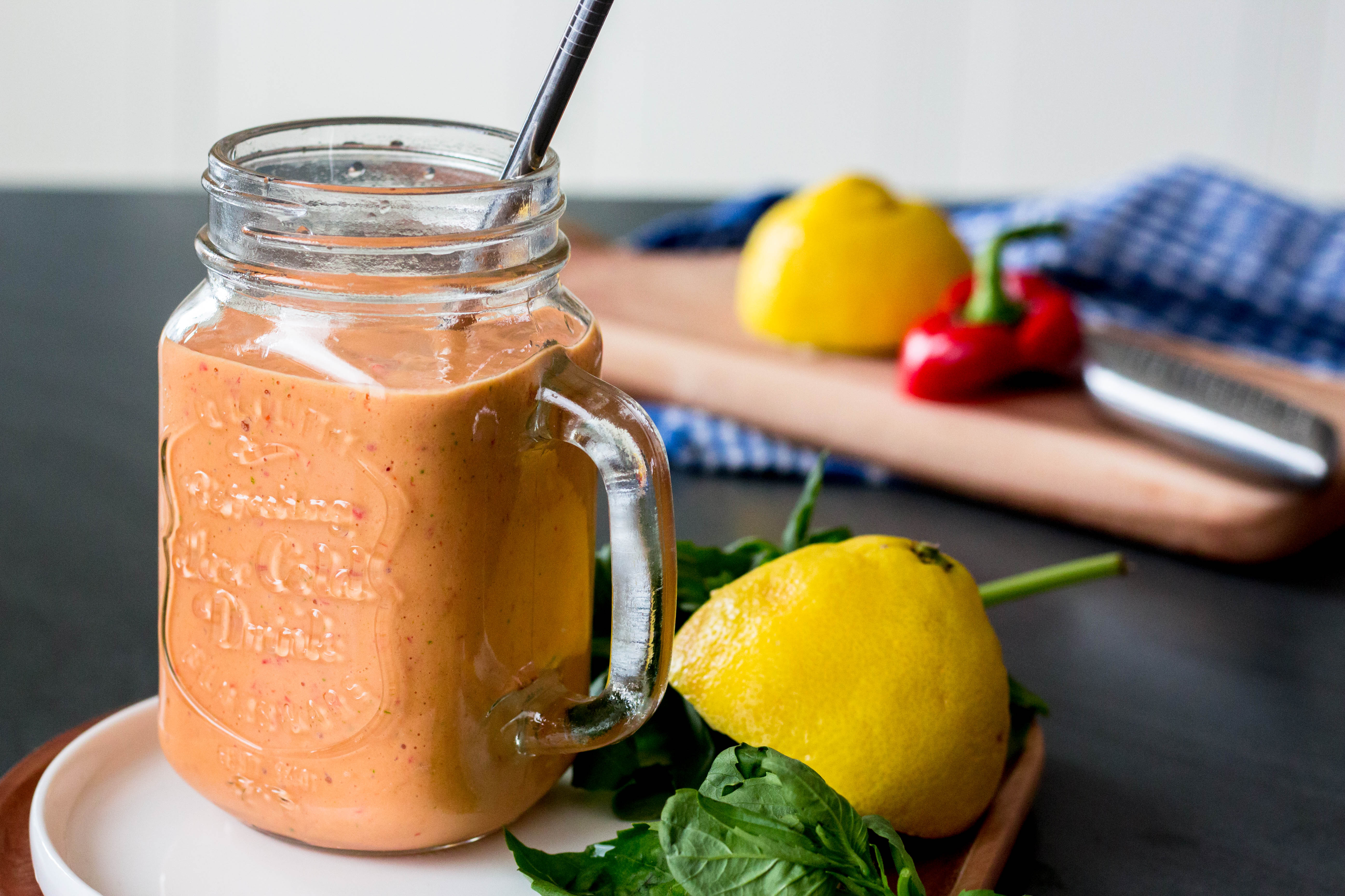 Smoothie van mango, puntpaprika, basilicum en citroen