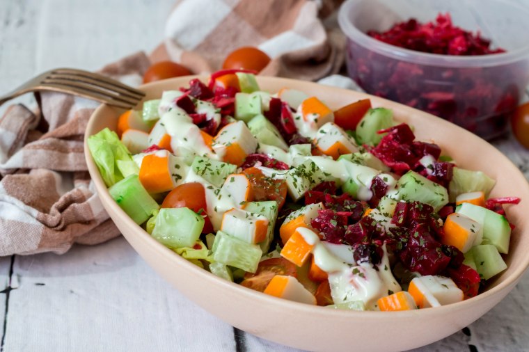 Rode biet salade met surimi
