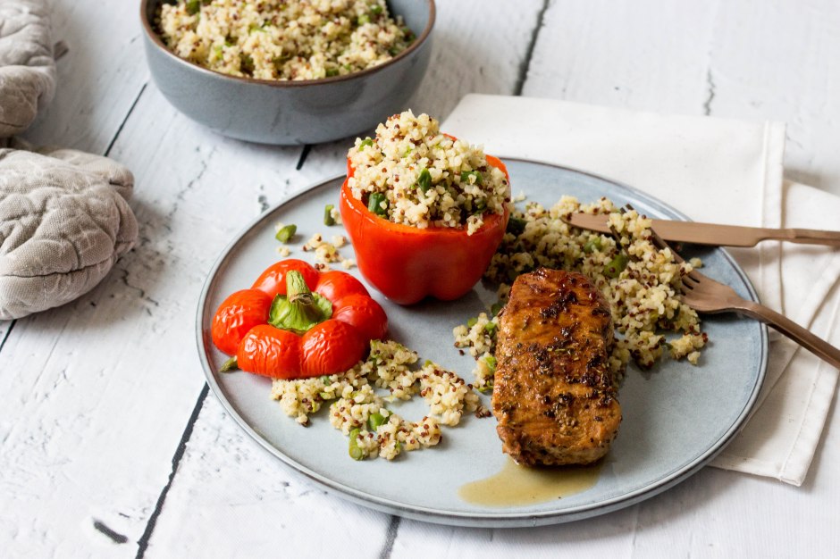 Gevulde paprika met bulgur, quinoa en groene asperges met kalfsmedaillon