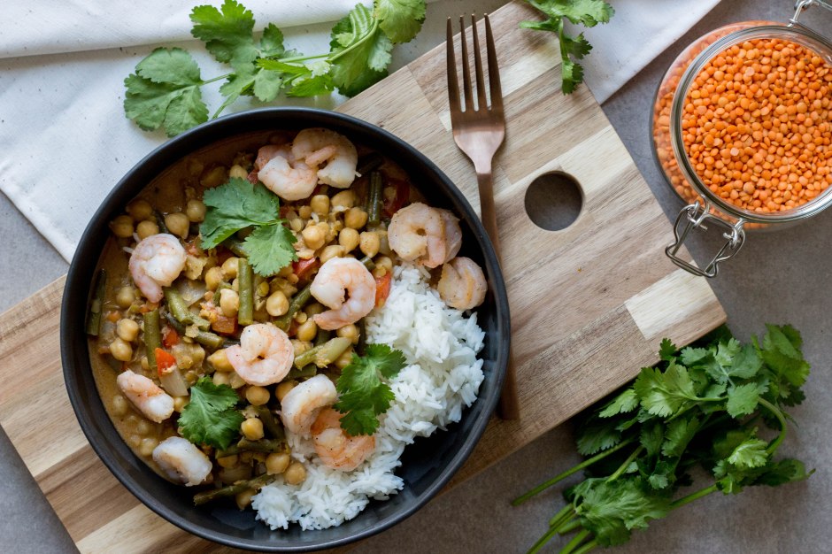 Curry met kikkererwten, linzen, boontjes en scampi's