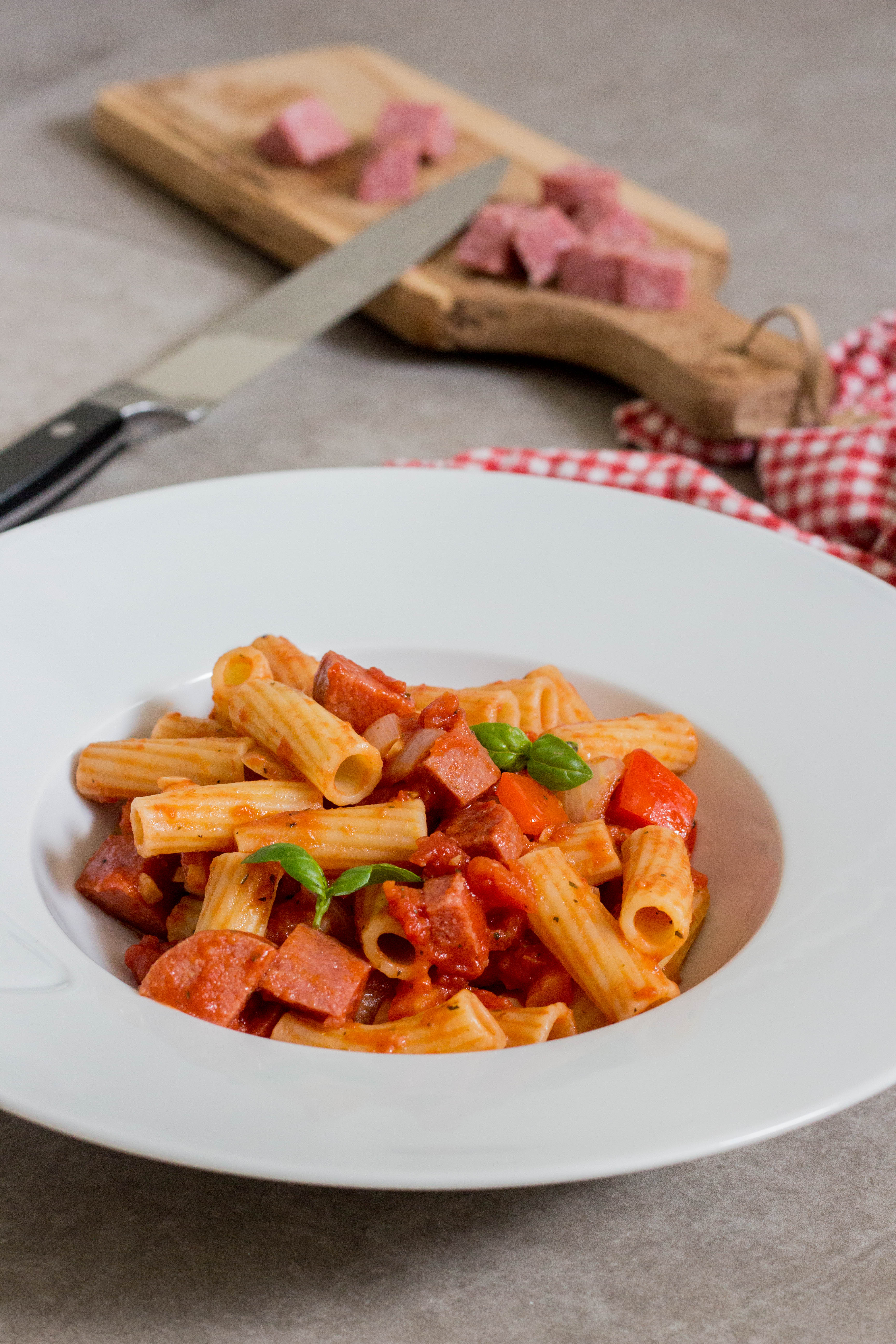 Pasta met cervelaatworst, rode paprika en tomatensaus