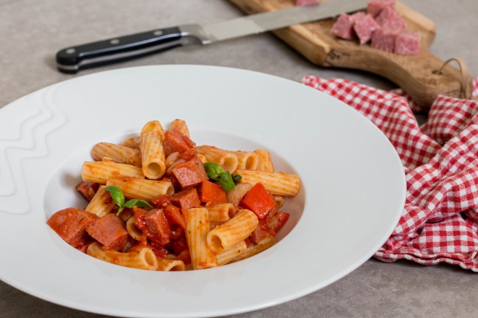 Pasta met cervelaatworst, rode paprika en tomatensaus