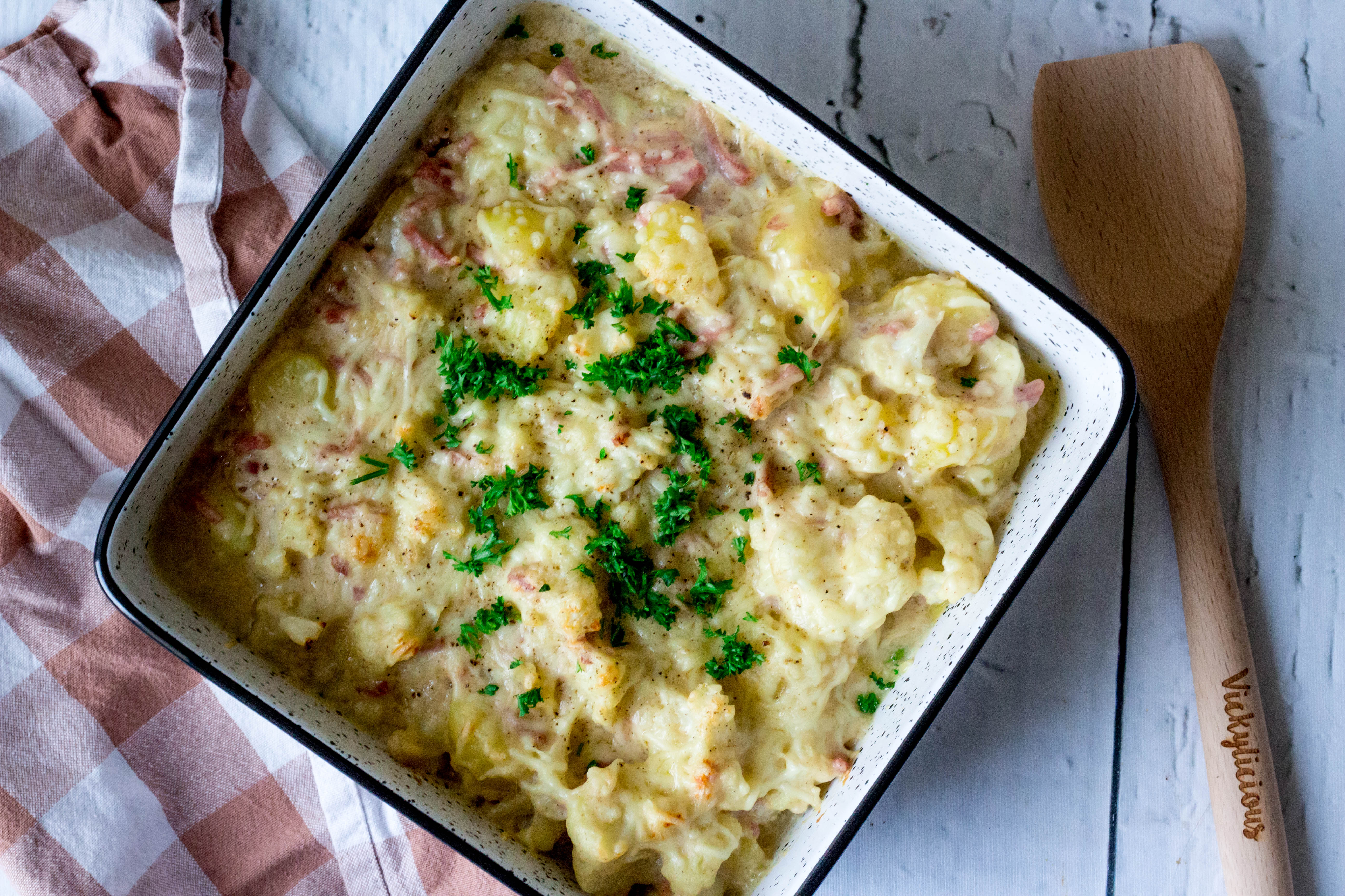 Gratin van bloemkool, aardappelen en hamreepjes