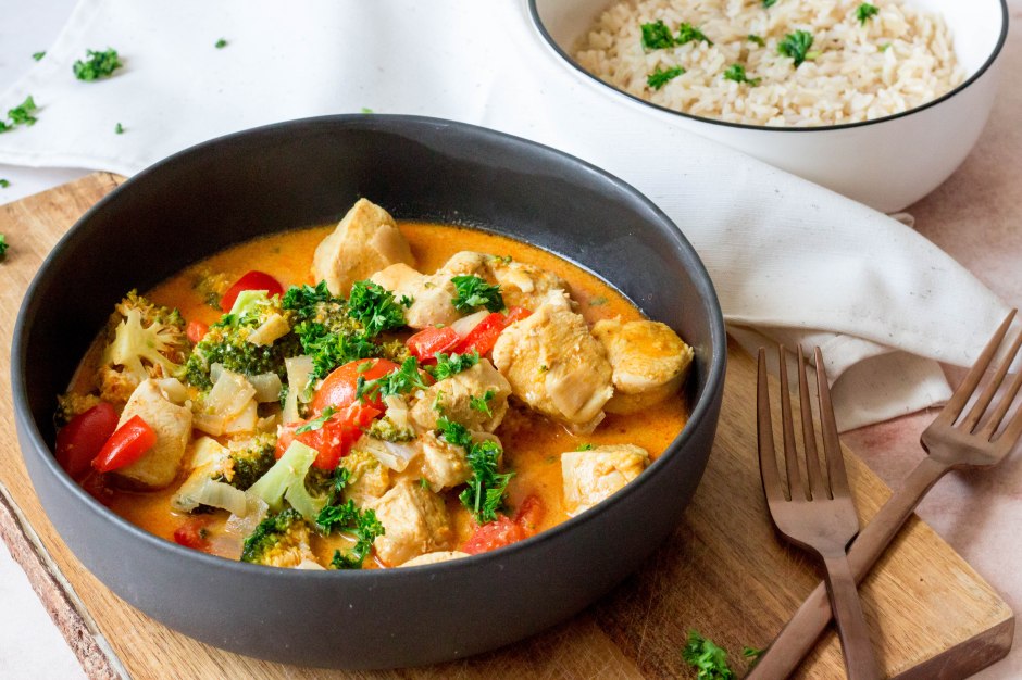 Rode curry met broccoli, paprika en kip - Vickylicious
