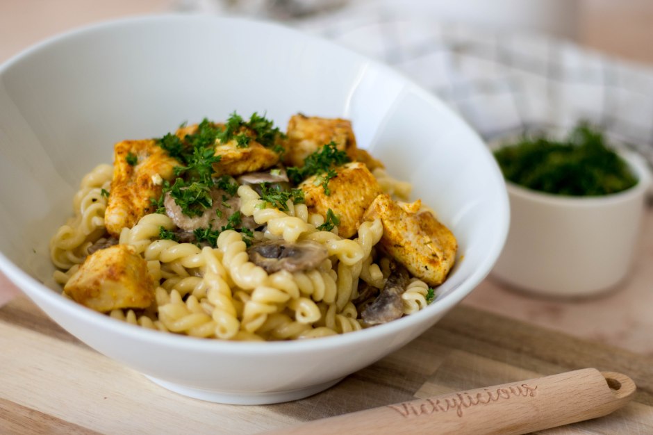 Pasta met champignonroomsaus, truffel en kip