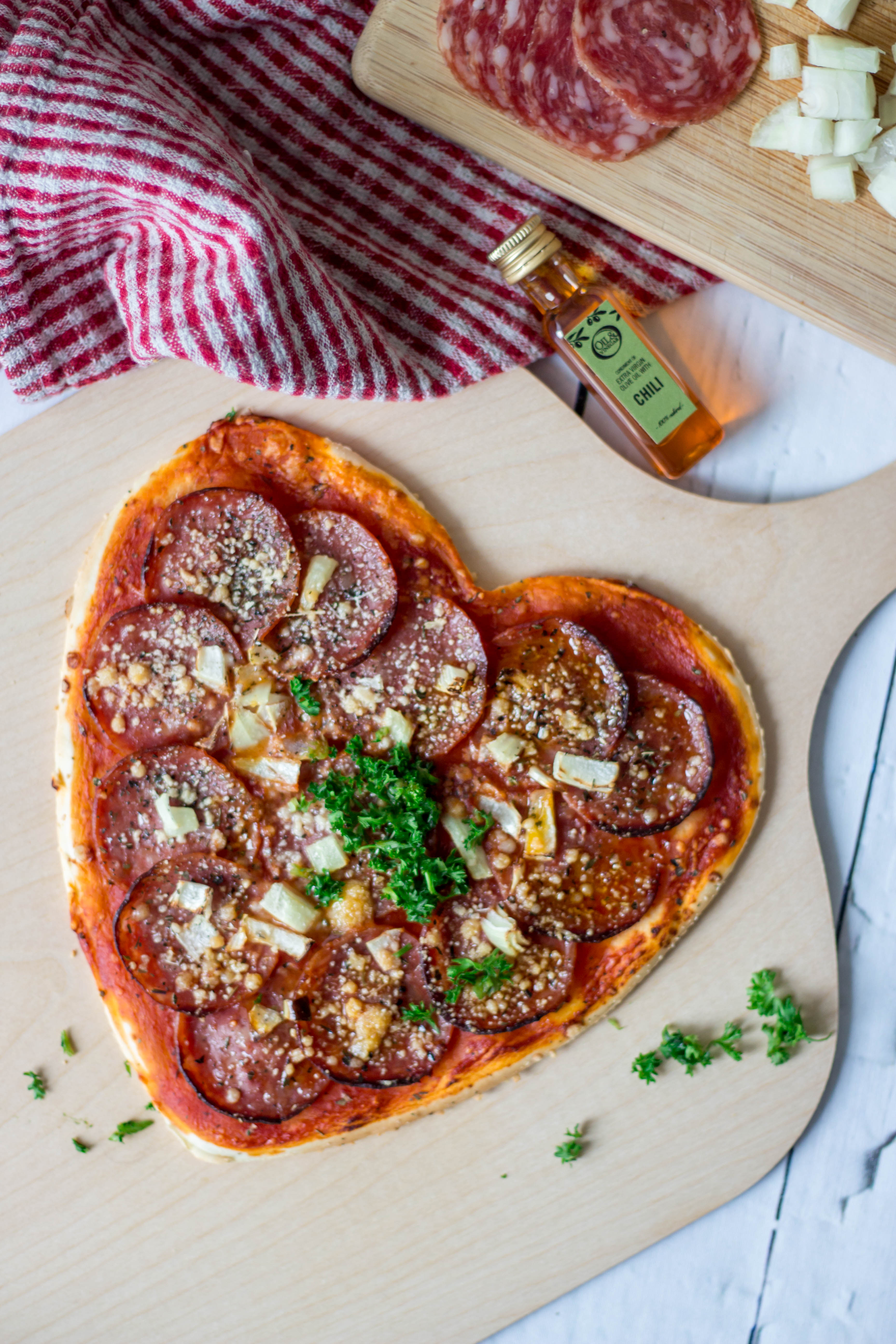 Pizza salami met chili-olie