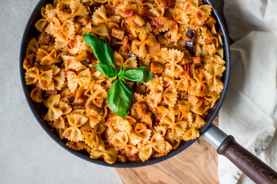 Farfalle met aubergine in tomatensaus