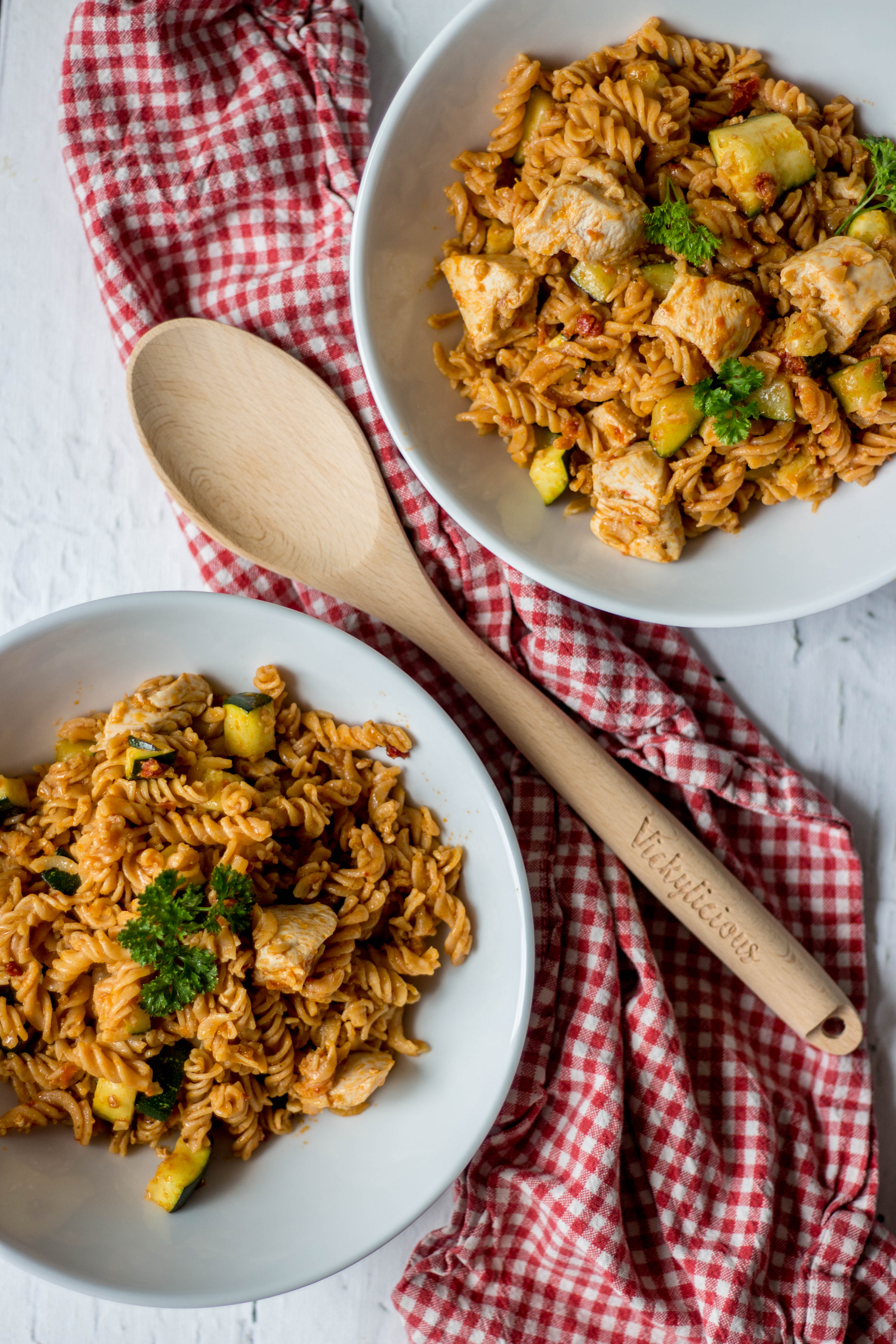 Rode linzenpasta met pesto, courgette en kip