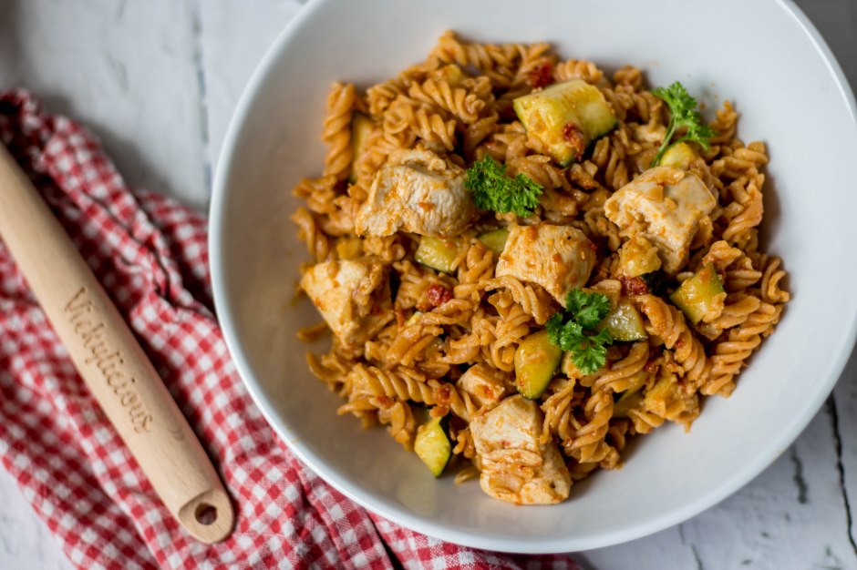 Rode linzenpasta met pesto, courgette en kip