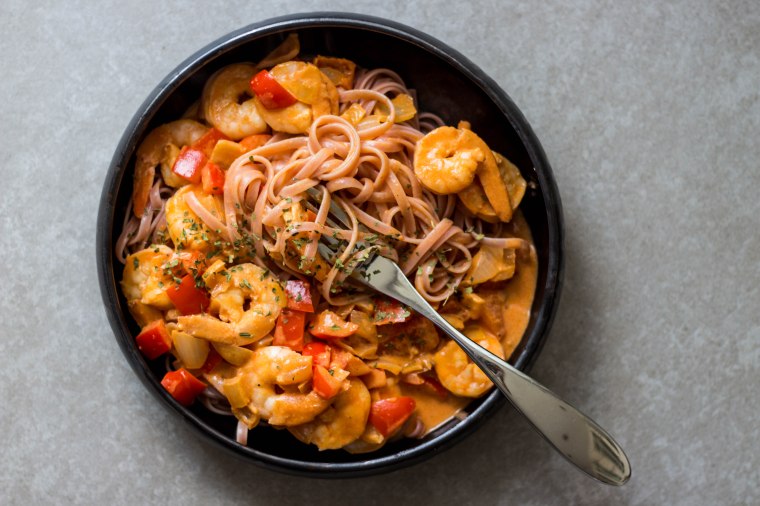 Linguine met scampi en een romige tomaat-paprikasaus