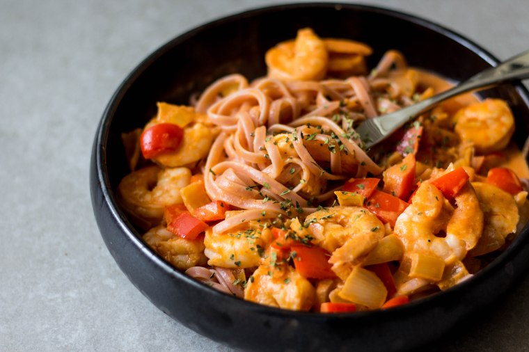 Linguine met scampi en een romige tomaat-paprikasaus