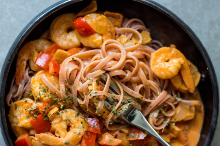 Linguine met scampi en een romige tomaat-paprikasaus