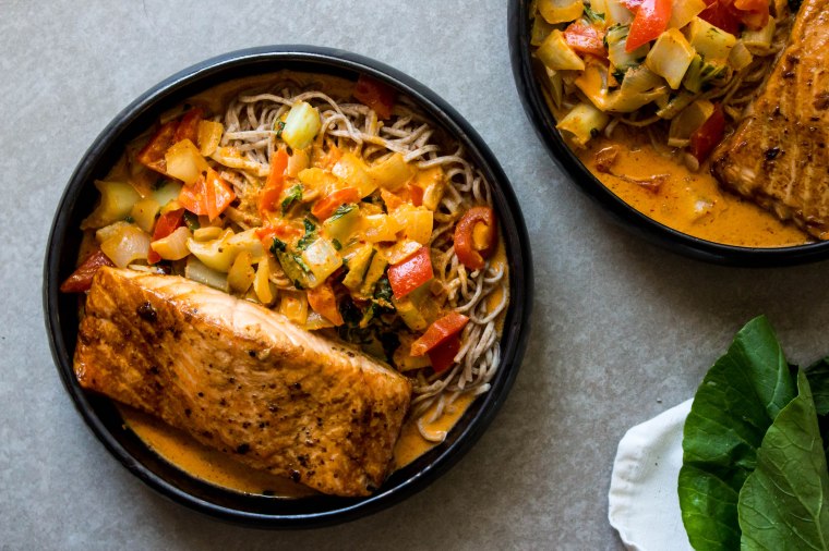 Rode curry met paprika, paksoi, noedels en zalm - Vickylicious