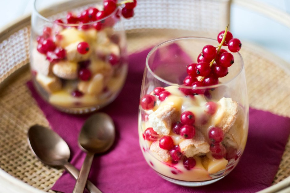 Citroenmousse met lange vingers en rode bessen - Vickylicious