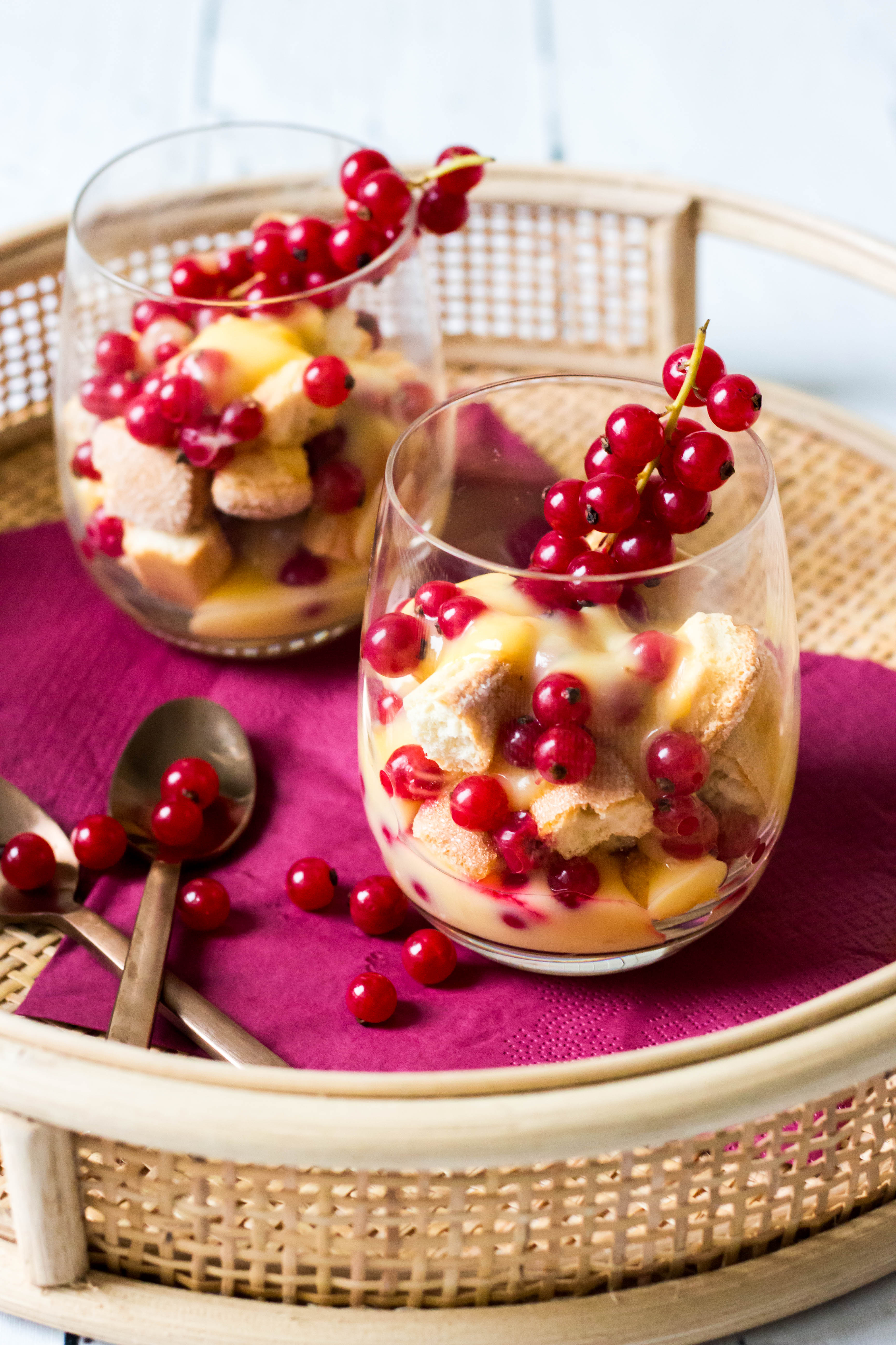 Citroenmousse met lange vingers en rode bessen - Vickylicious