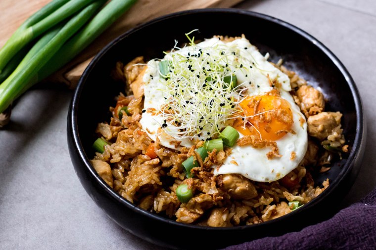 Wok met rijst, kip en spiegelei - Vickylicious