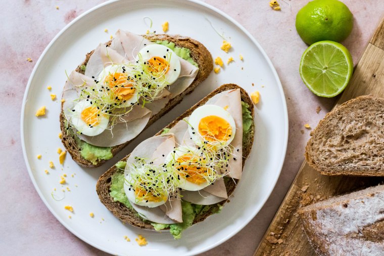 Geroosterd brood met avocado, kippenwit en een eitje - Vickylicious
