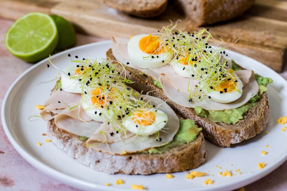 Geroosterd brood met avocado, kippenwit en een eitje - Vickylicious