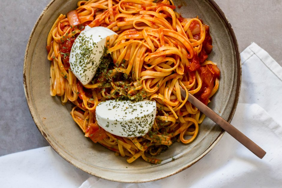 Linguini met tomatensaus, saffraan en mozzarella - Vickylicious