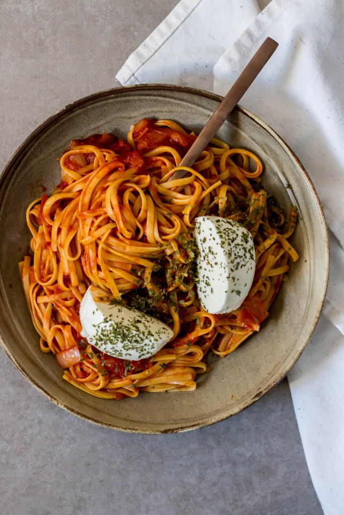 Linguine met tomatensaus, saffraan en mozzarella - Vickylicious
