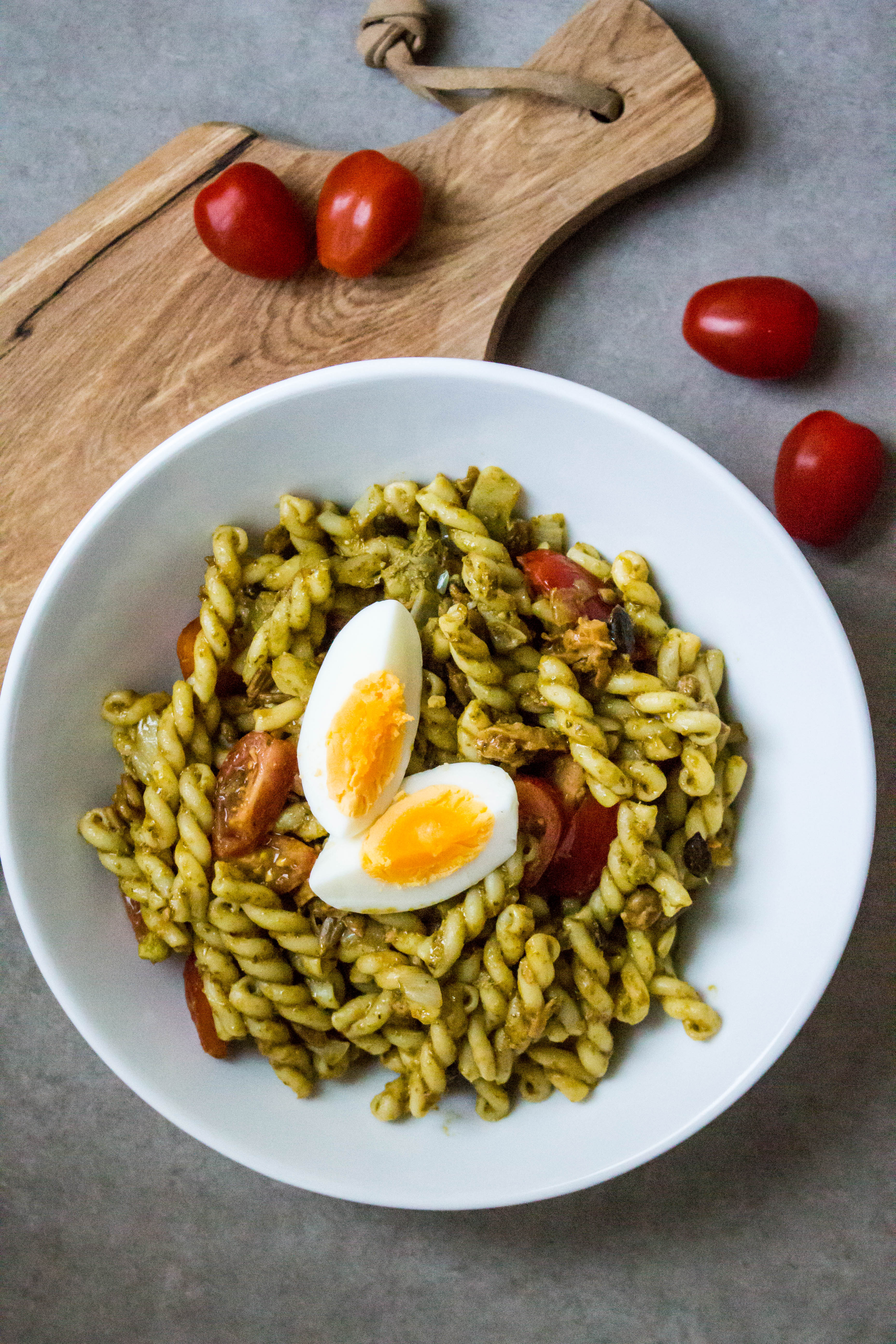 Pasta met groene pesto, tonijn en een hardgekookt eitje - Vickylicious