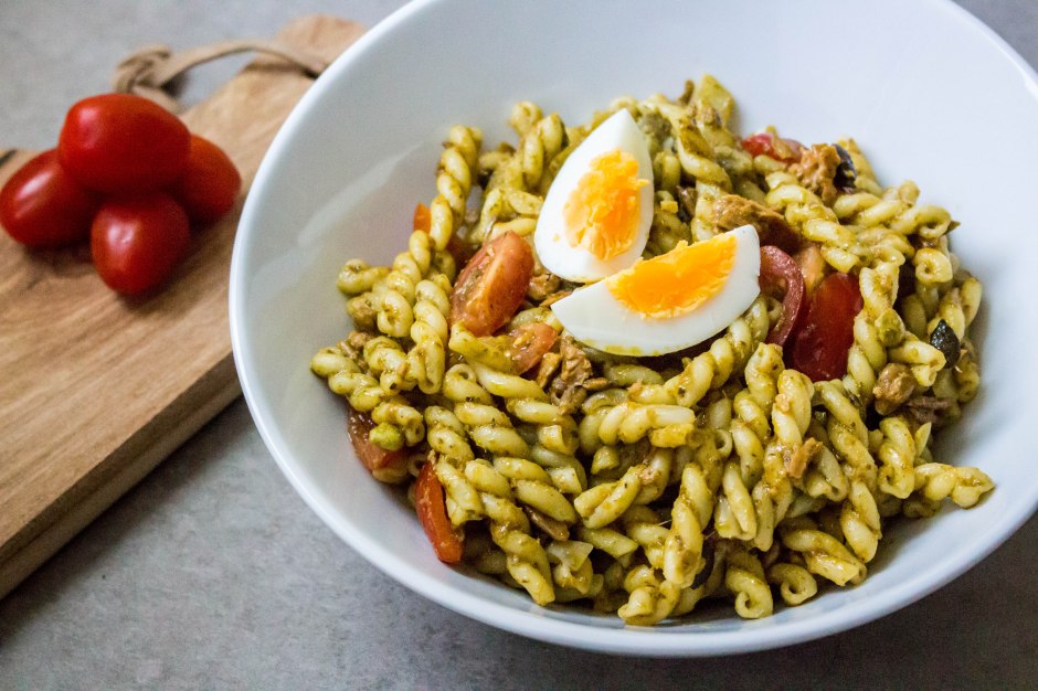 Pasta met groene pesto, tonijn en een hardgekookt eitje - Vickylicious