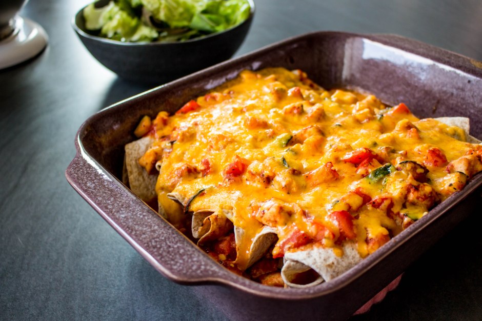 Wraps met kip, paprika, courgette en cheddar uit de oven - Vickylicious