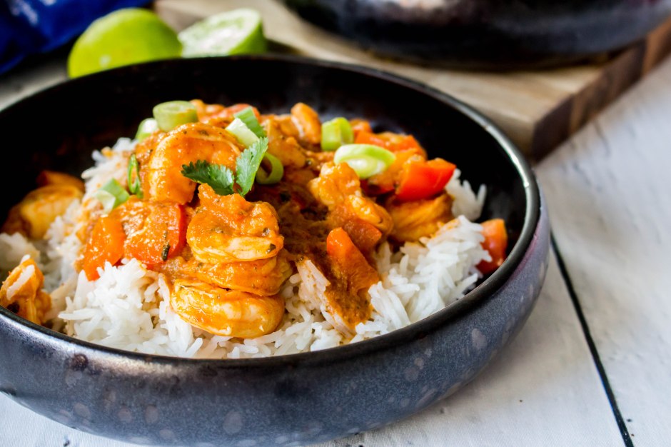 Rijst met rode paprika en scampi in een pittig sausje - Vickylicious