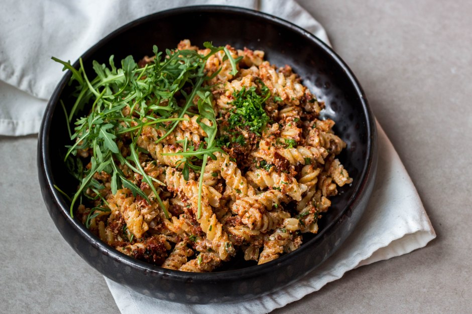 Pasta met (zelfgemaakte) rode pesto, ricotta en rucola - Vickylicious
