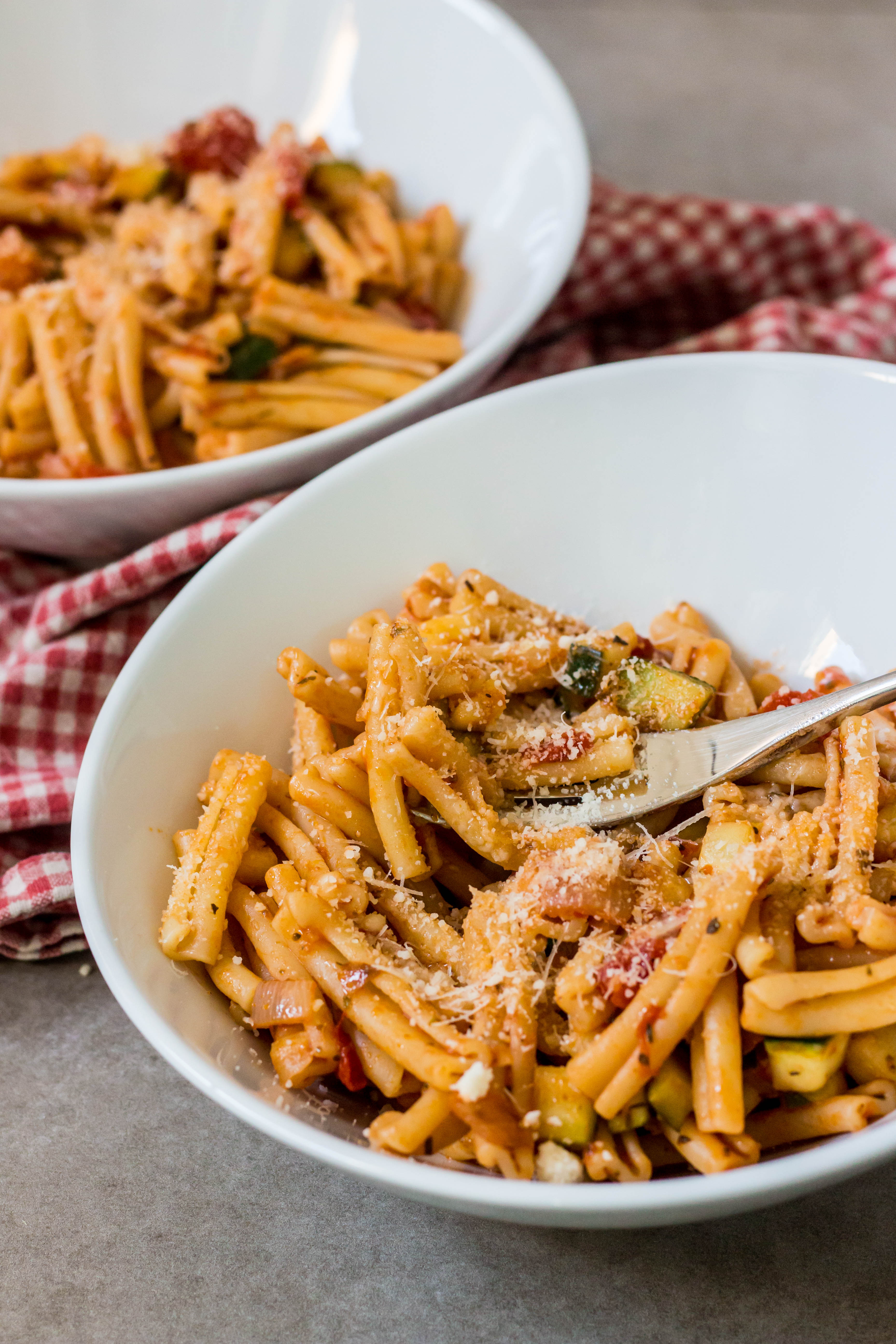 Pasta met courgette, tomatensaus en Parmezaanse kaas - Vickylicious