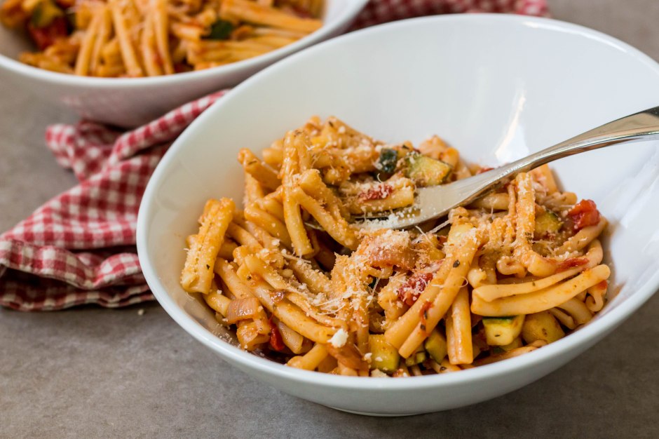 Pasta met courgette, tomatensaus en Parmezaanse kaas - Vickylicious