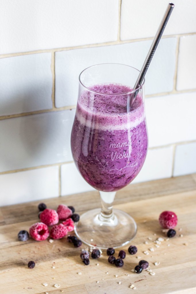 Smoothie van banaan, frambozen, blauwe bessen en havervlokken - Vickylicious