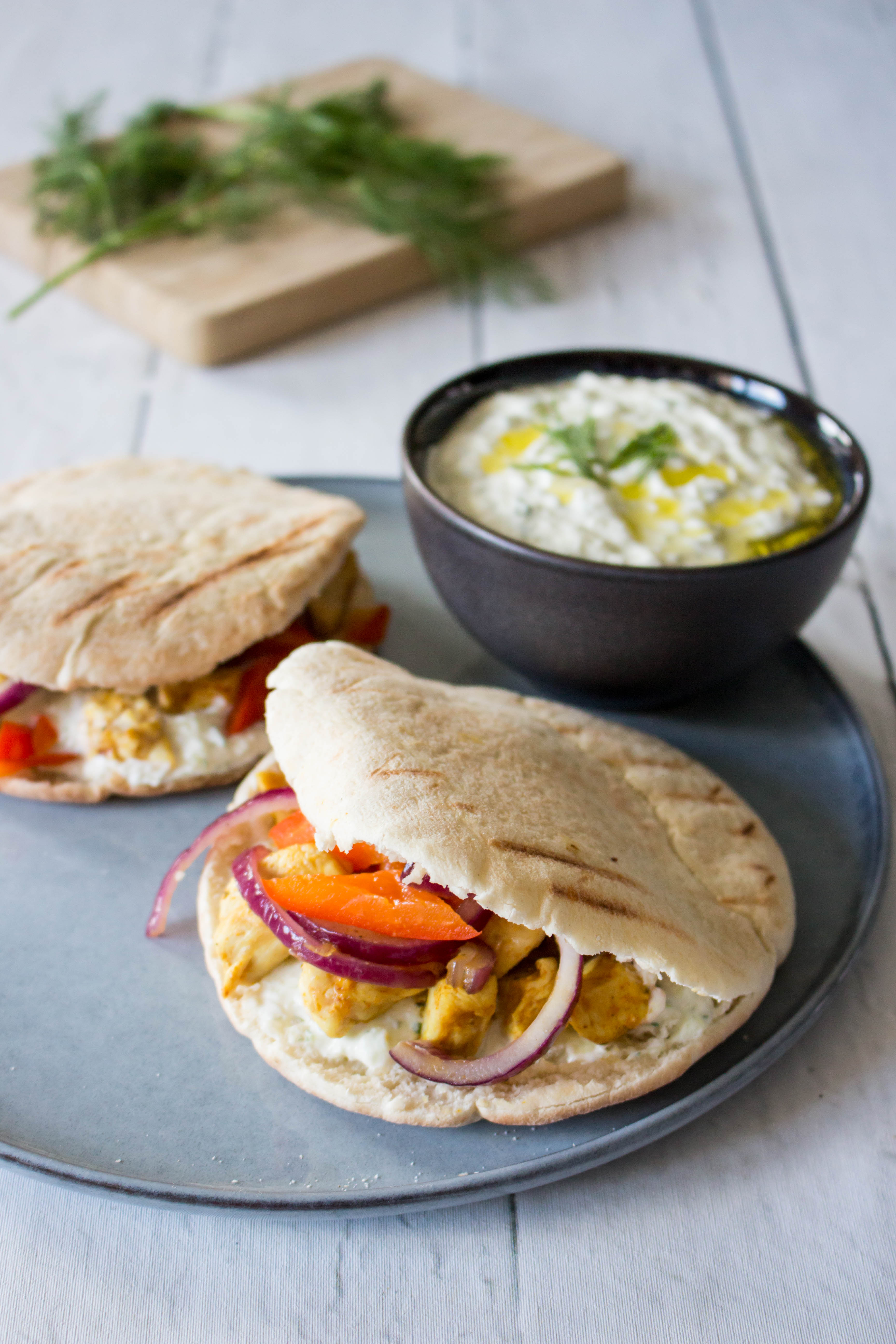 Pitabroodjes met gegrilde kip, paprika, rode ui en zelfgemaakte tzatziki - Vickylicious