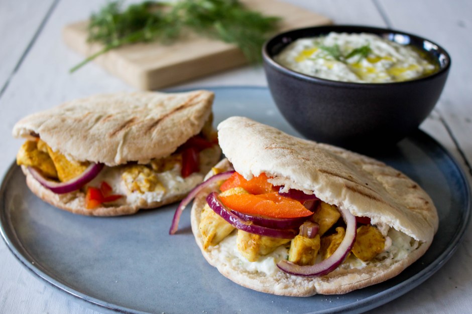 Pitabroodjes met gegrilde kip, paprika, rode ui en zelfgemaakte tzatziki - Vickylicious