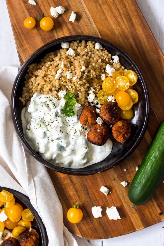 Griekse bowl van parelcouscous, lamsgehaktballetjes, tzatziki, feta en kerstomaten - Vickylicious
