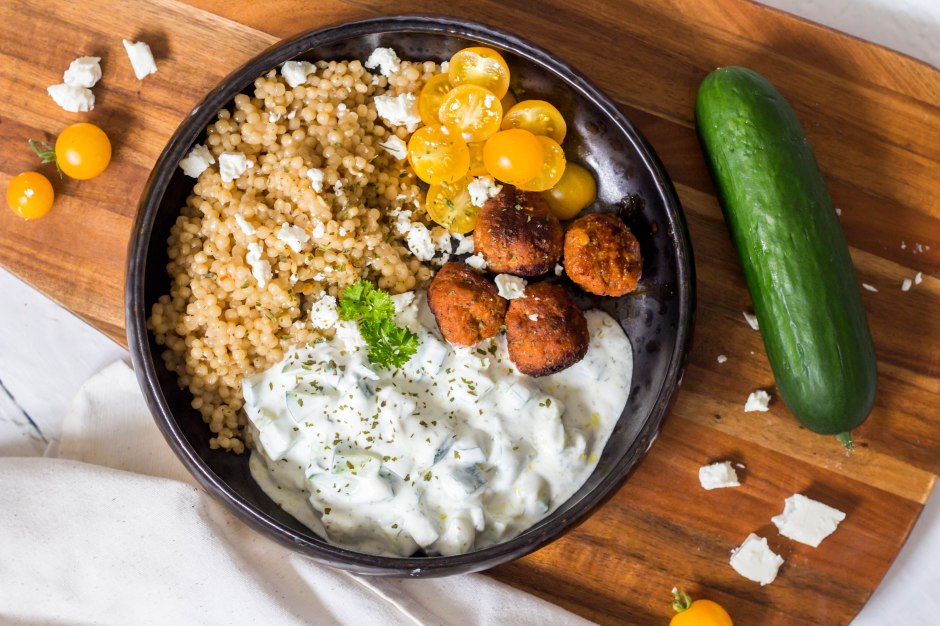 Griekse bowl van parelcouscous, lamsgehaktballetjes, tzatziki, feta en kerstomaten - Vickylicious