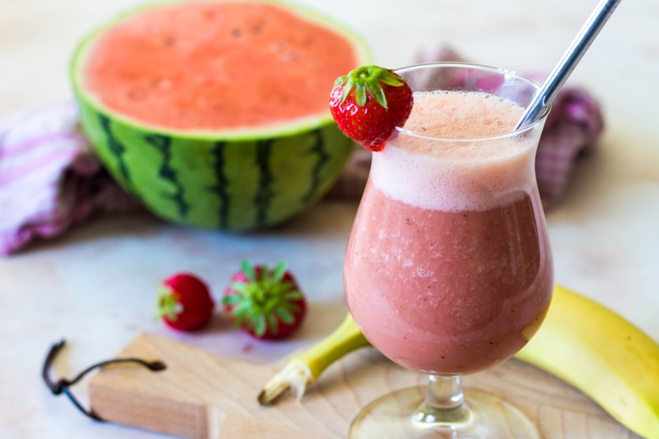 Smoothie van watermeloen, aardbei, banaan en amandelmelk - Vickylicious